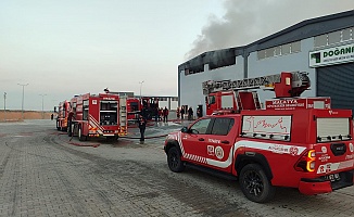 Yeşilyurt'ta Fabrika Yangını İtfaiye Ekiplerince Söndürüldü