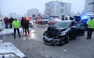 Malatya'da Öğrenci Servisi İle Otomobil Çarpıştı: 5 Yaralı