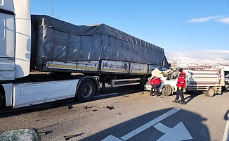 Malatya'da Tır İle Kamyonet Çarpıştı