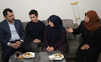 Bakan Kurum'dan, Depremde Ailesini Kaybeden Malatyalı Ömer Gürbüz’e Ziyaret