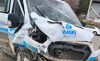 MASKİ Kamyoneti Minibüse Çarptı, 3 Kişi Yaralandı
