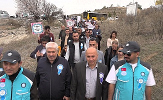 Sağlıklı Yaşam İçin Doğa Yürüyüşü Yaptılar, Fidan Diktiler