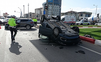 Malatya'da Cip ile Çarpışan Otomobil Ters Döndü: 2 Yaralı