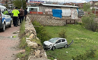 İstinat Duvarına Çarpan Araç Bahçeye Uçtu