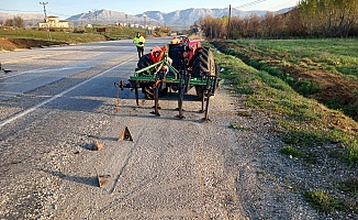 Traktöre Arkadan Çarpan Otomobilde Sürücü Yaralandı