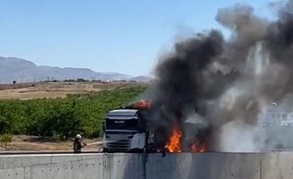 Malatya'da Bariyerlere Çarpan Tır Alev Aldı