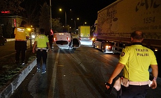 Refüje Çarparak Ters Dönen Araçtan Burnu Kanamadan Çıktı