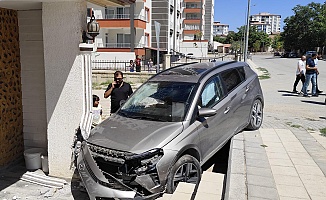 Direksiyon Hakimiyetini Kaybedince Eve Çarptı