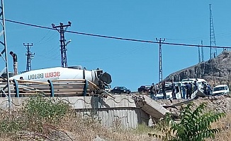 Hekimhan’da Devrilen Beton Mikseri Ulaşımı Aksattı