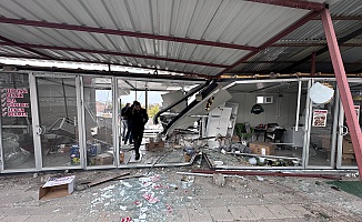 2 Dakikayla Ölümden Döndü: Otomobil Konteyneri Biçip Tarlaya Uçtu