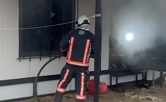 Gazi Mahallesinde Konteyner Yangını Korkuttu