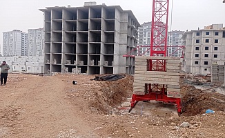 Paralarını Alamayan İşçiler İsyan Edip Kule Vinçe Çıktı