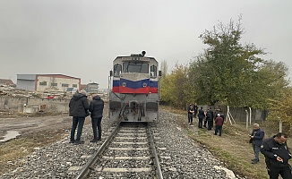 Rayların Üzerine Düşen Yaşlı Adam Tren Altında Kaldı