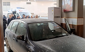 Kontrolden Çıkan Otomobil Döner Salonuna Daldı