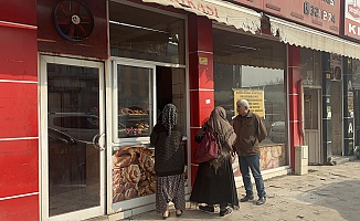 Malatyalı Hayırsever Adına Gün Boyu Ücretsiz Ekmek Dağıtıldı