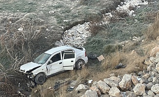 Otomobil Buzlanma Nedeniyle Köprüden Şarampole Uçtu