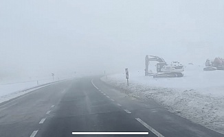 Ana Güzergâhlarda Kar Ve Tipi Nedeniyle Trafik Kısıtlandı