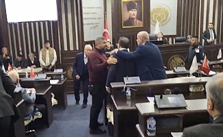 Büyükşehir Meclisi Karıştı: Göçer’in CHP’ye Sert Sözleri Tansiyonu Yükseltti!