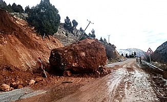 Doğanşehir’de Toprak Kayması Nedeniyle Yol Tek Şeride Düştü