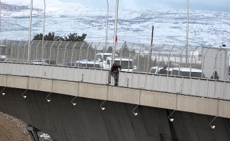 Genç Saatler Sonra İkna Edilebildi