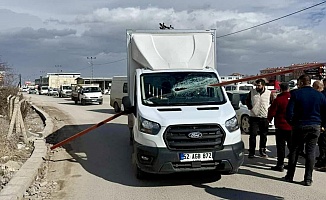 Malatya’da Rüzgarın Savurduğu Demir Parça Aracın İçine Girdi