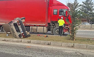 Tır ile Otomobil Çarpıştı, 1 Araç Devrildi