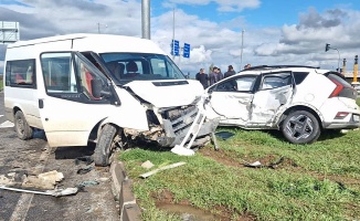 Diyarbakır’da Servis ile Otomobil Çarpıştı: 15 Yaralı