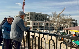 Malatya’da Yaşlılar Gün Boyu İnşaatları İzliyor