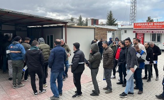 Sürücüler Standart Plaka İçin Kuyruğa Girdi