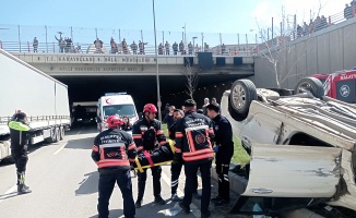 Kontrolden çıkan otomobil altgeçit çıkışında kaza yaptı