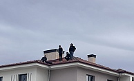 Paralarını Alamayan İşçiler Çatıya Çıktı