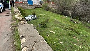 İstinat Duvarına Çarpan Araç Bahçeye Uçtu