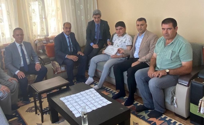 Evde Eğitim Gören Öğrenciye Diploma Sürprizi