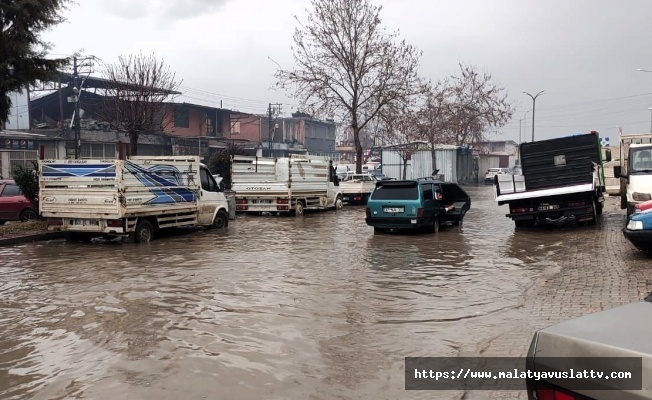 Malatya#039;da Yağmur Sonrası Sokaklarda İlerlemek Çileye Dönüştü