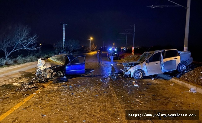 Malatyada İki Otomobil Kafa Kafaya Çarpıştı: 3 Yaralı