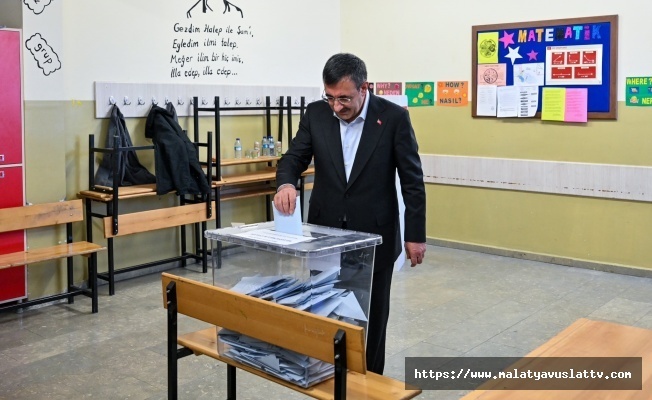 Cumhurbaşkanı Yardımcısı Yılmaz, Oyunu Kullanmak İçin Sandık Başına Geçti