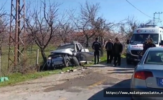 Kamyonet İle Otomobil Çarpıştı: 3 Yaralı
