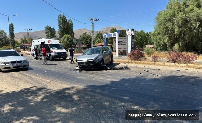 İki Otomobilin Çarpıştı Kazada 3 Kişi Yaralandı
