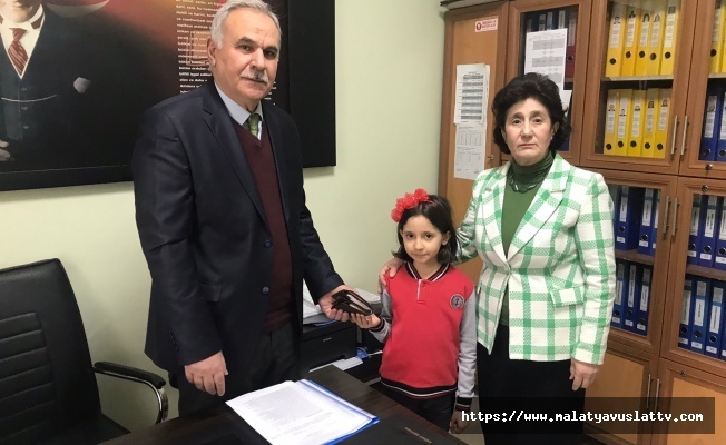 Para dolu Cüzdan Bulan İlkokul Öğrencisinden Takdir Toplayan Davranış